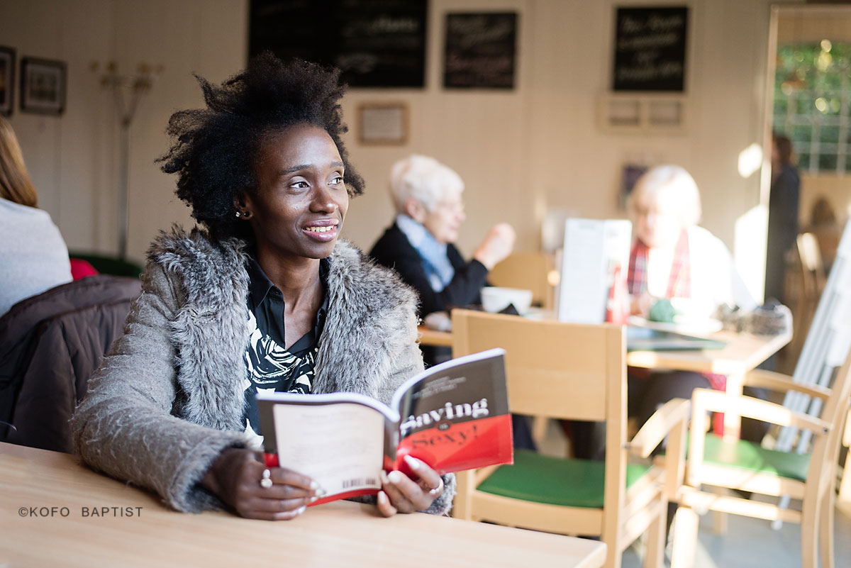 Business woman reading a book in a cafe